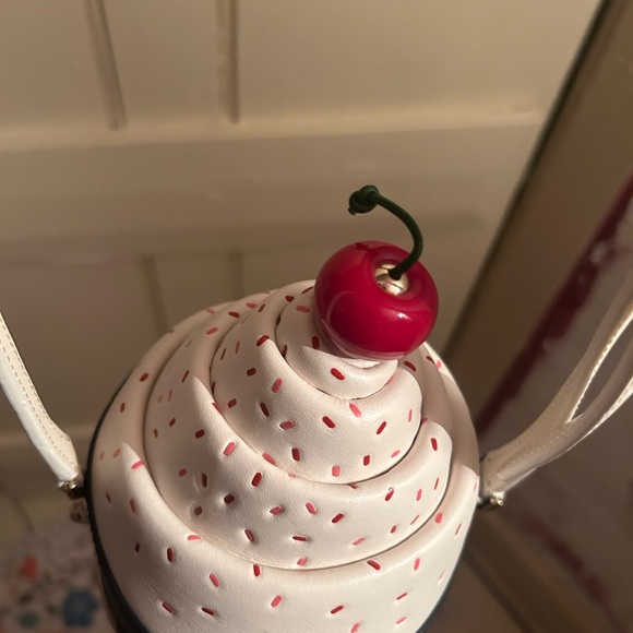 Sundae Kate Spade Bag retails 520CAD - Picture 4 of 6